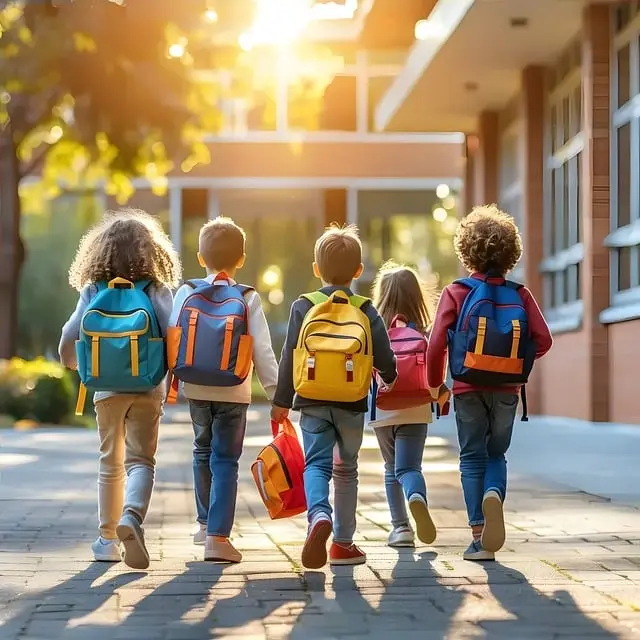 Kinder, die eine moderne Schule besuchen, die eine Integration mit der KI durchführt